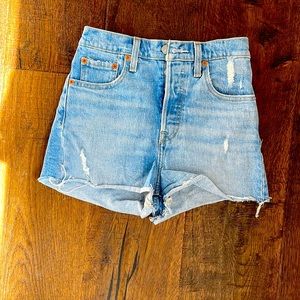 Levi’s Ribcage Shorts size 25